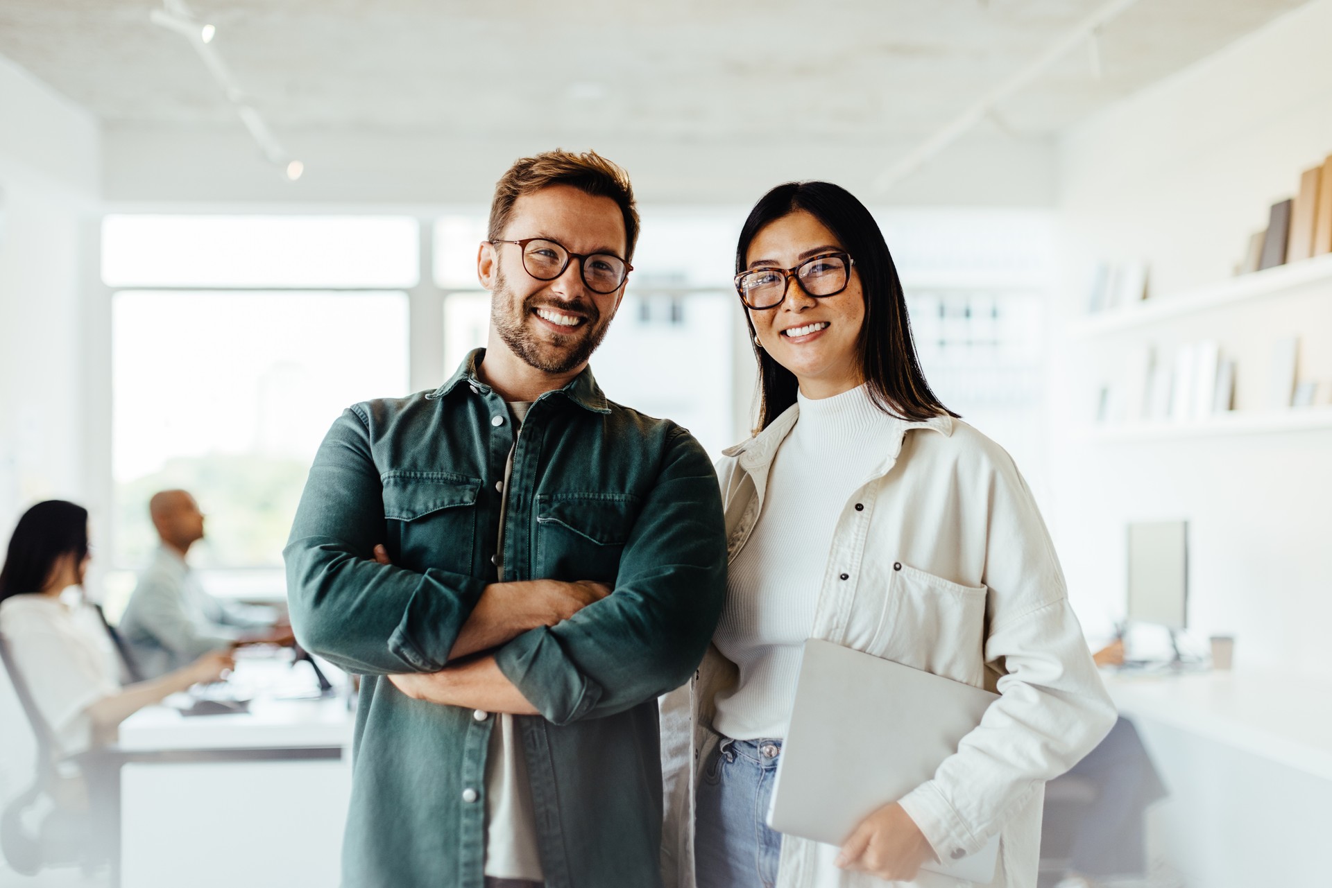 Portrait de deux gens d’affaires debout dans un bureau